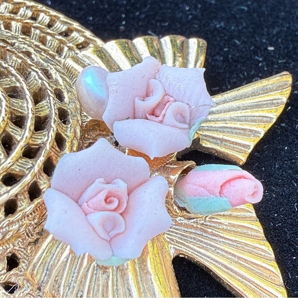 Vintage 1928 co. Victorian Gold Hat Brooch with Delicate Porcelain Rose Flowers - Picture 13 of 15